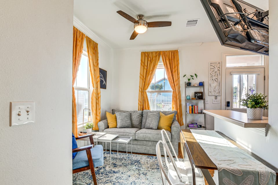 Walk to Beach: Family Home w/ Patio in Galveston House in Galveston Island