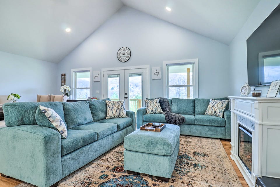 Waynesville Smart Cabin w/ Hot Tub & Views! House in Maggie Valley