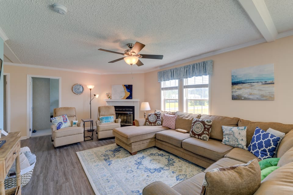 Family Home + Fire Pit & Deck, 11 Miles to Beach! House in North Carolina