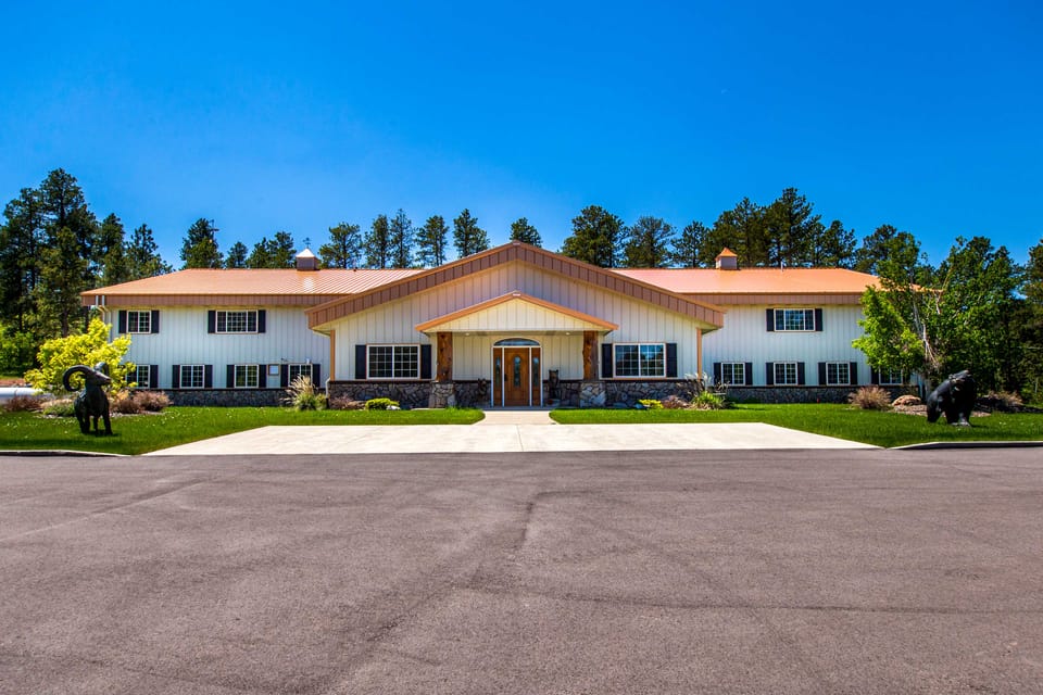 Centrally-Located Deadwood Apt w/ Mountain Views! Apartment in North Lawrence