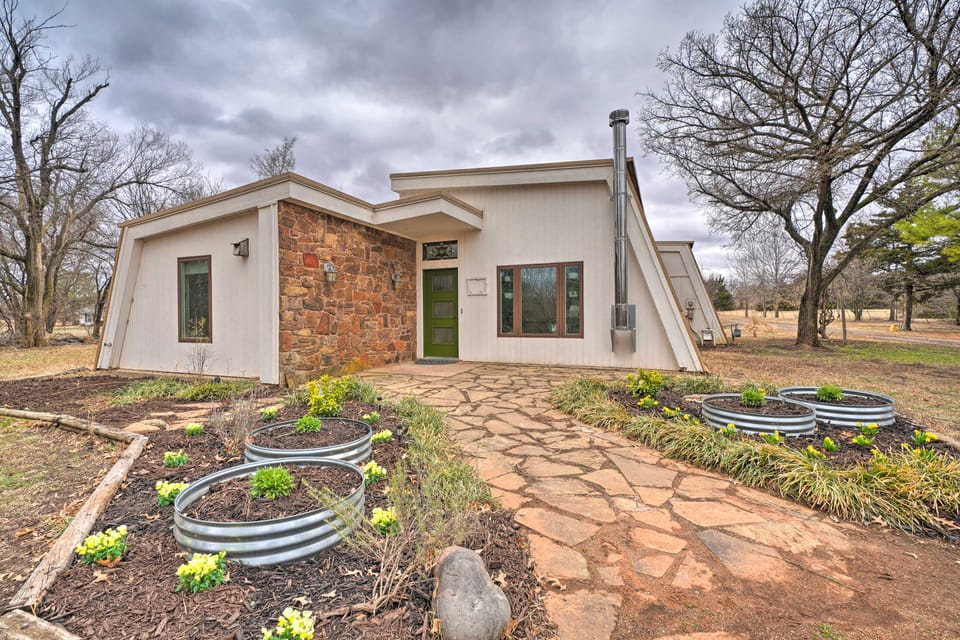 Bohemian Home w/ Screened Porch, 3 Mi to Lake! House in Stillwater