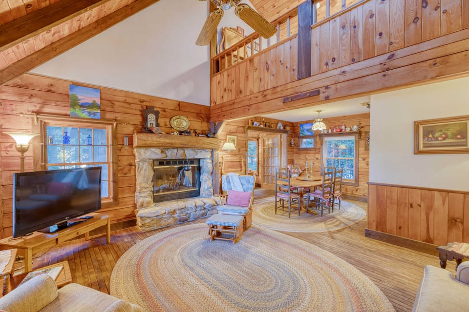 Lakefront Blairsville Cabin w/ Deck + Dock! House in Union County