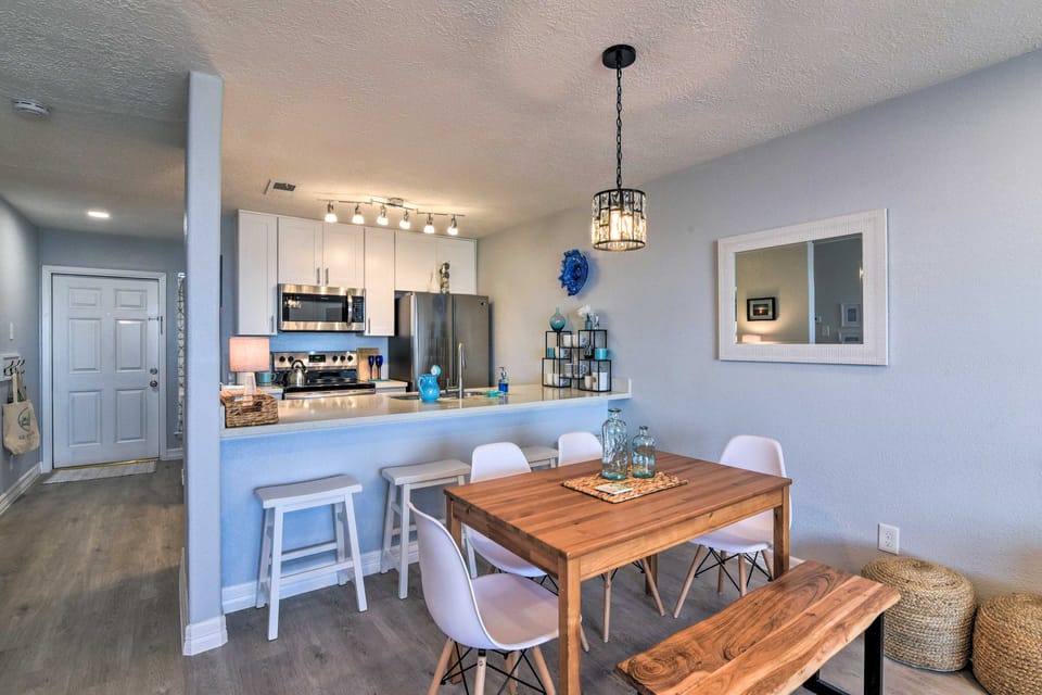 Ocean-View Balcony: Family Gem on Seawall Blvd! Apartment in Galveston Island