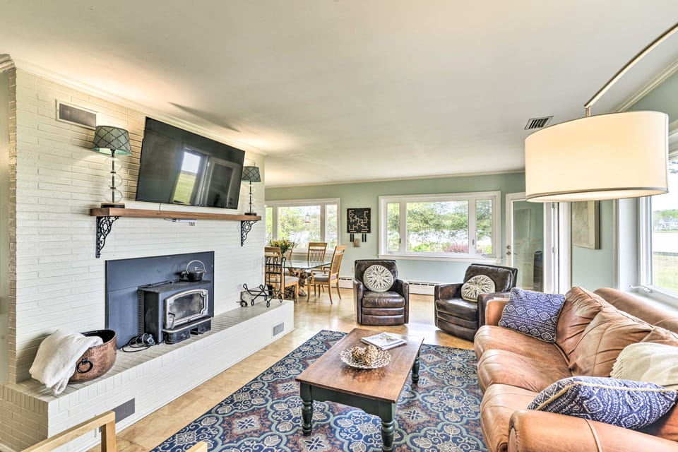 Bayfront Retreat w/ Game Room + Outdoor Pool! House in Virginia