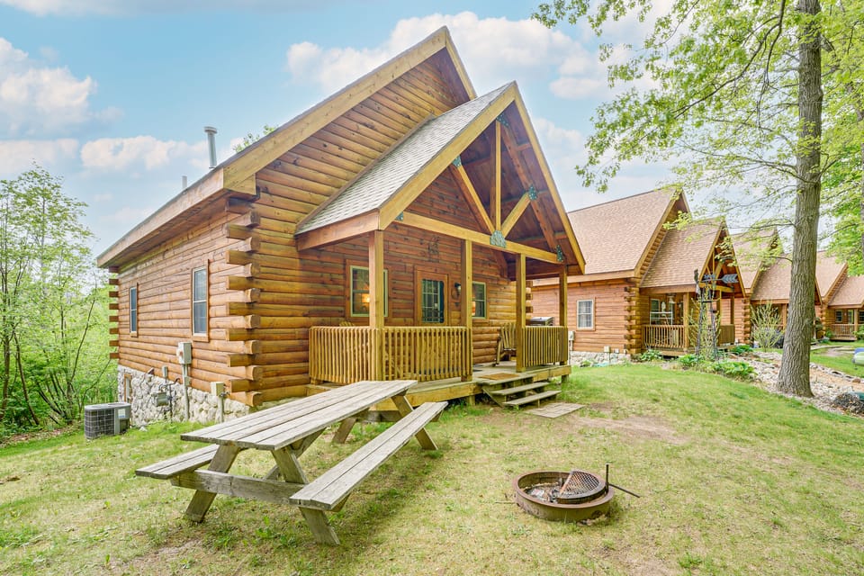 Fire Pit & Porch: Warm & Woodsy Rothbury Escape! House in Wisconsin