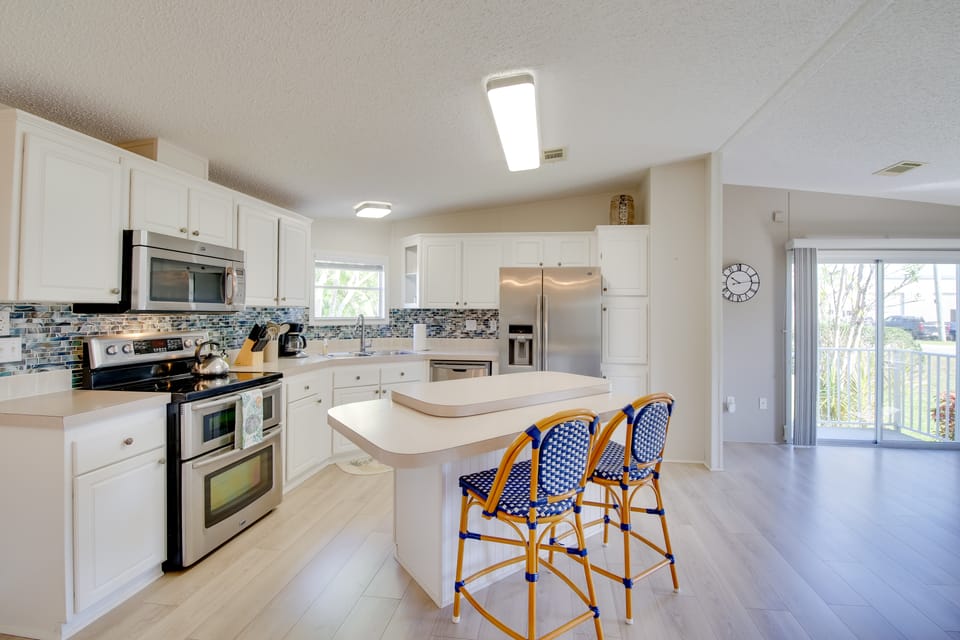 Sebastien Cottage w/ Screened Porch, 5 Mi to Beach Cottage in Sebastian