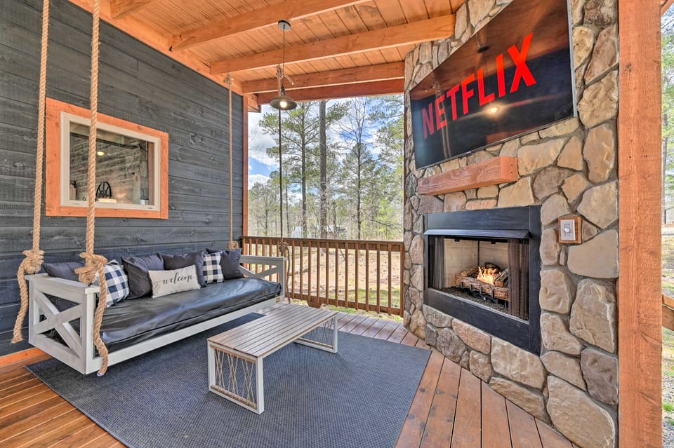 'Honey's Nook' Broken Bow Home w/ Hot Tub + Decks! House in Oklahoma