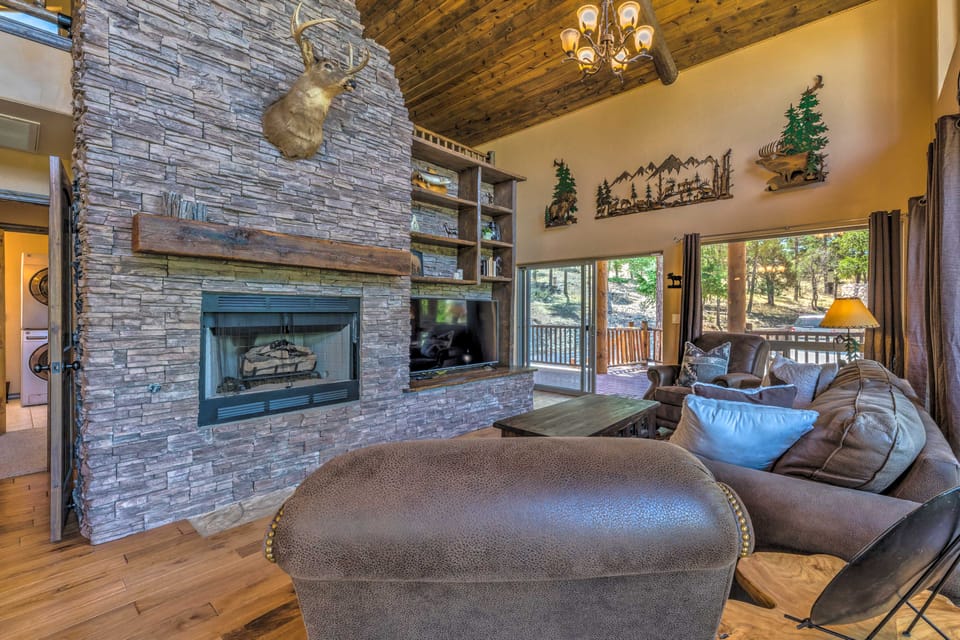 Quiet Ruidoso Cabin w/ Deck & Private Hot Tub House in Ruidoso