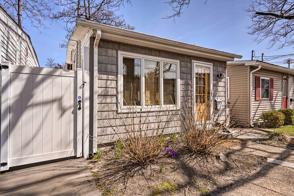 Bright Belmar Cottage < Half Mi to Boardwalk! Cottage in Belmar