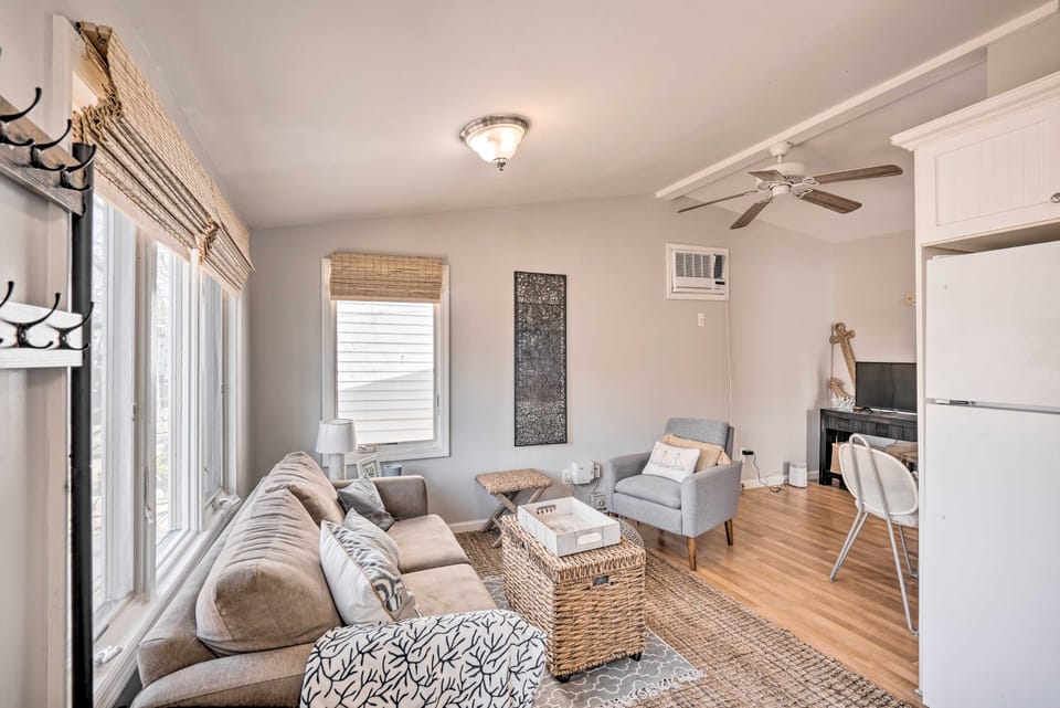 Bright Belmar Cottage < Half Mi to Boardwalk! Cottage in Belmar