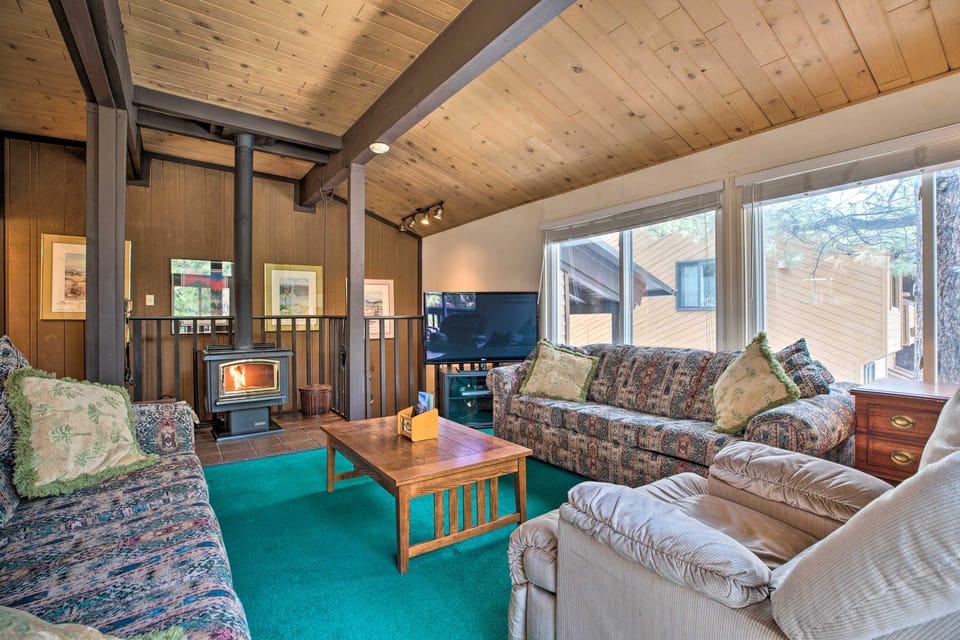 Mammoth Lakes Townhome < 2 Mi to Ski Area! Apartment in Mammoth Lakes