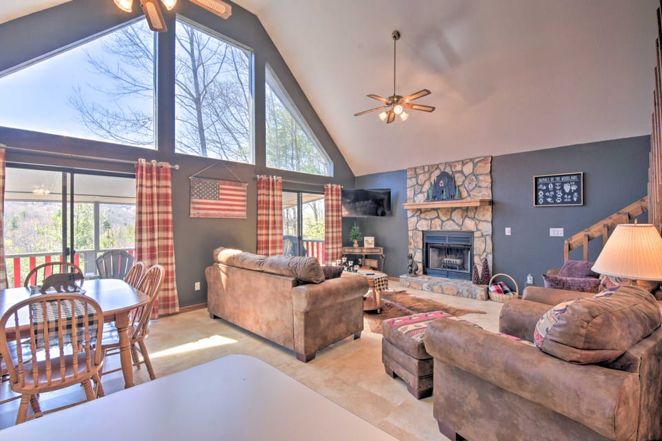 Relax Fireside: ‘HighBearNation Lodge’ Near Hiking House in Tennessee