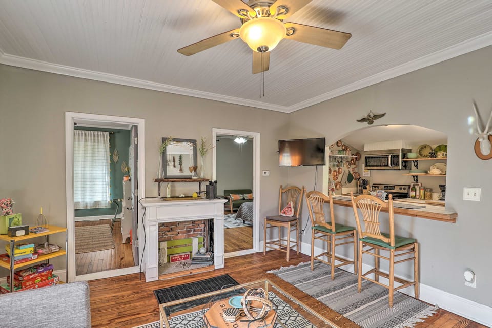 Stylish Woodfin Home w/ Backyard & Fire Pit House in Woodfin