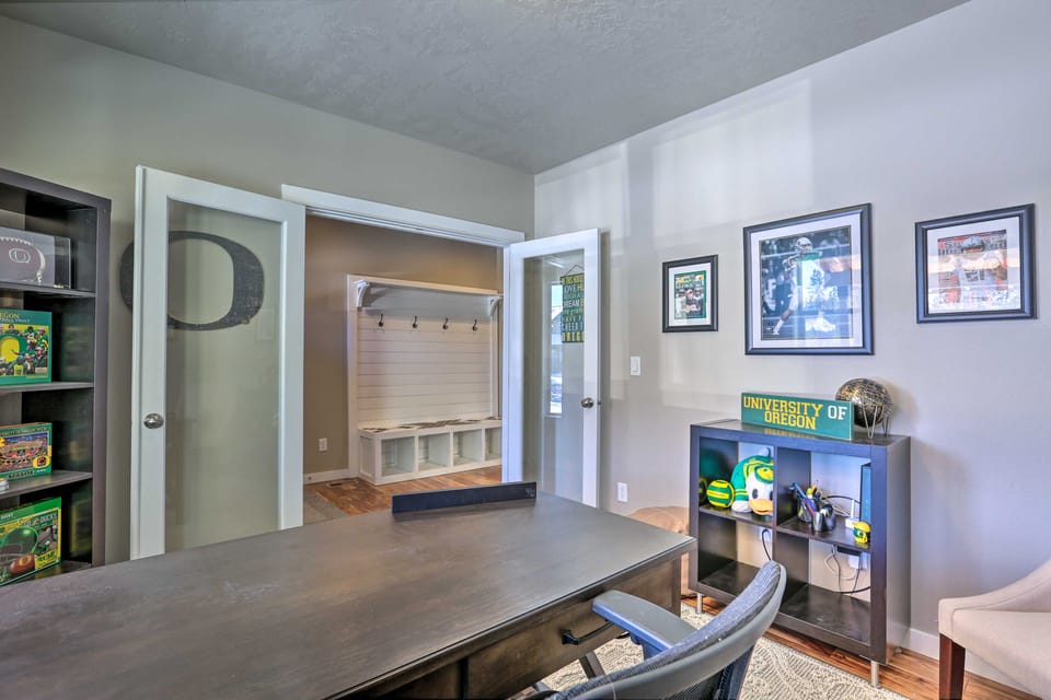 Modern Bend Home ~ 3 Mi to Old Mill District! House in Bend