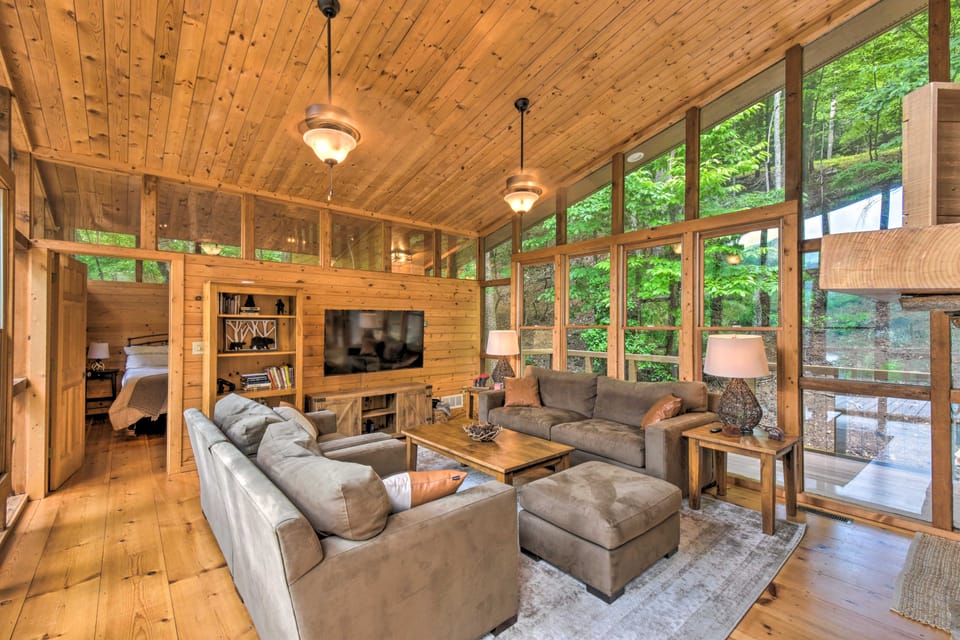 Lakefront ‘Glass House’ Cabin w/ Mountain Views! House in Georgia
