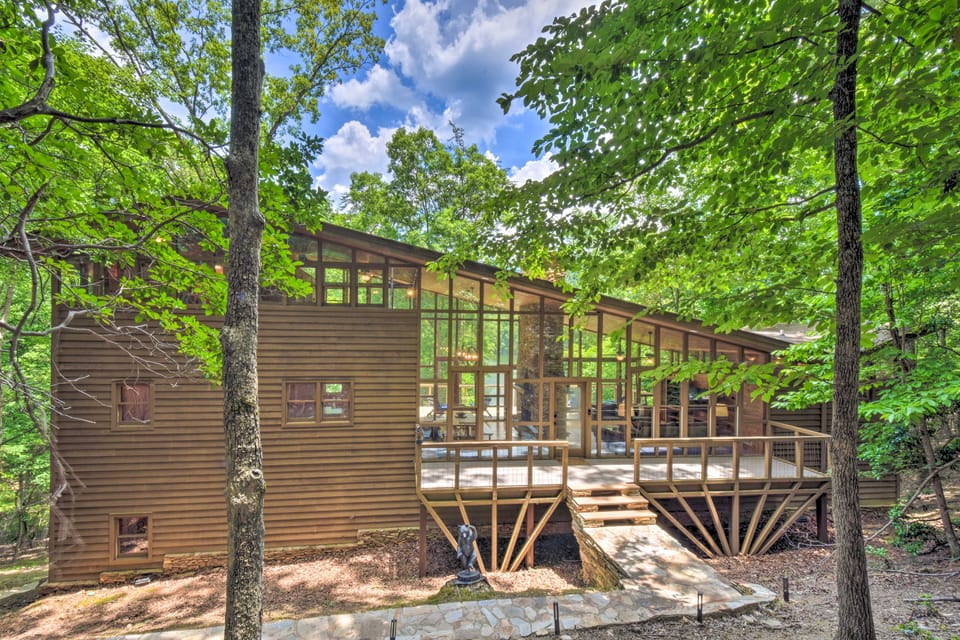 Lakefront ‘Glass House’ Cabin w/ Mountain Views! House in Georgia