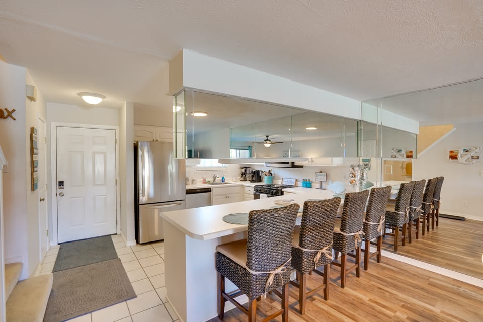 Sun-Dappled PCB Retreat w/ Multiple Pools! Apartment in Long Beach