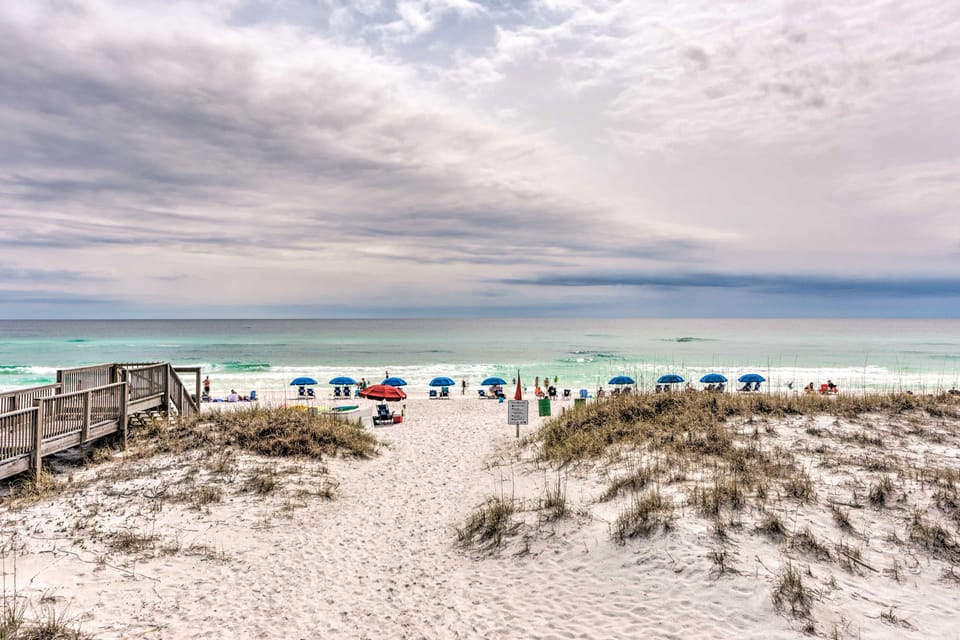 Sunny Destin Condo w/ Pool & Beach Access! Apartment in Destin