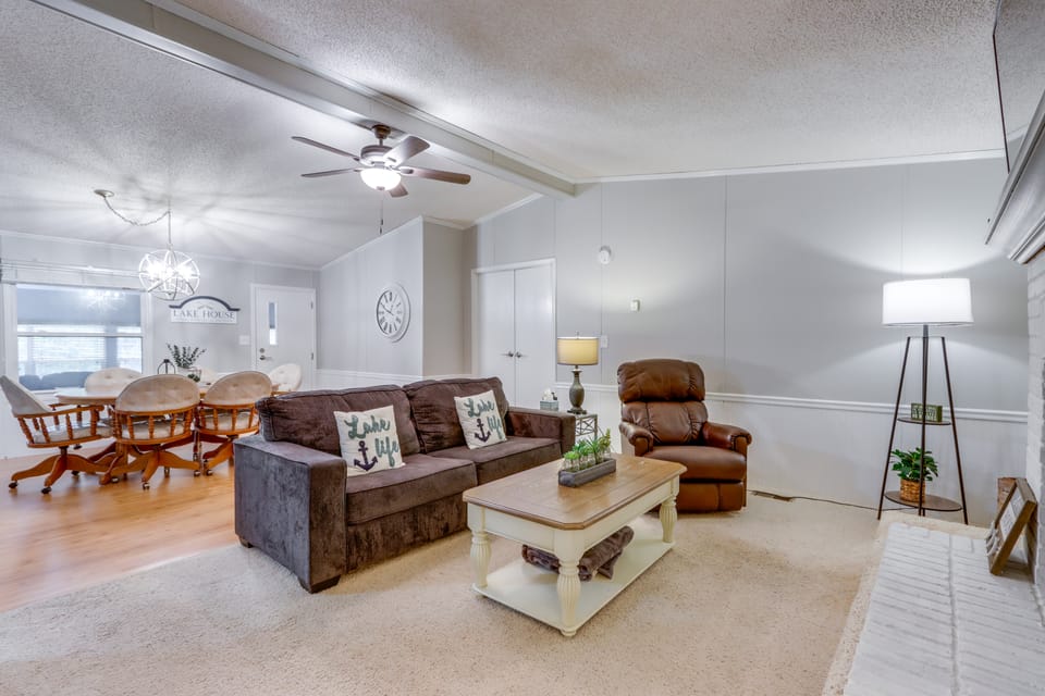 8 Mi to Beach: Lake-View Haven in Linn Creek! House in Lake of the Ozarks