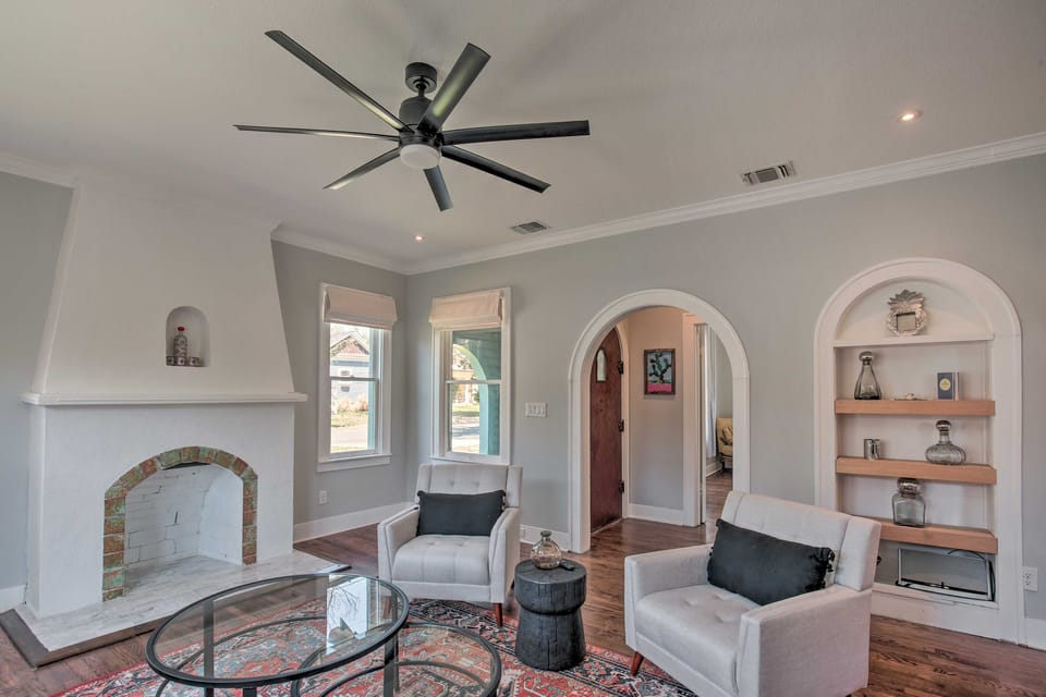 Historic Home w/ Yard Near St Mary's Strip! House in San Antonio