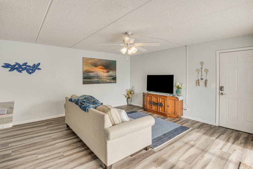 Oceanside Ormond Beach Condo, Steps to Shore! Apartment in Daytona Beach