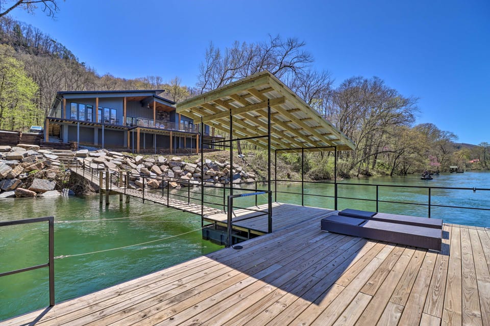 Boat Dock & Slip: Riverfront Home in Heber Springs House in Arkansas