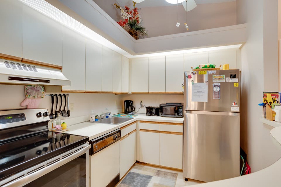 Pool & Ocean Access: Palm Beach Gardens Condo Apartment in Palm Beach Gardens