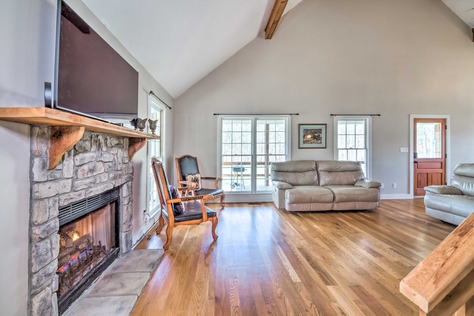 Bright ‘Green Gables’ Cabin: Hike, Swim & BBQ House in Kentucky