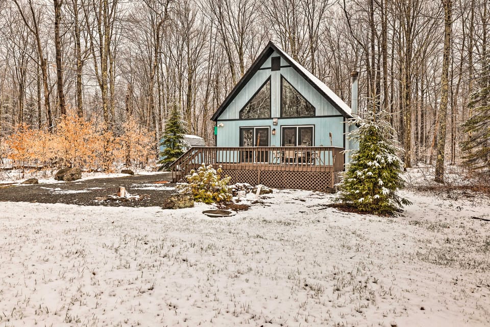 Walk to Arrowhead Lake: Cabin w/ Private Hot Tub! House in Coolbaugh Township