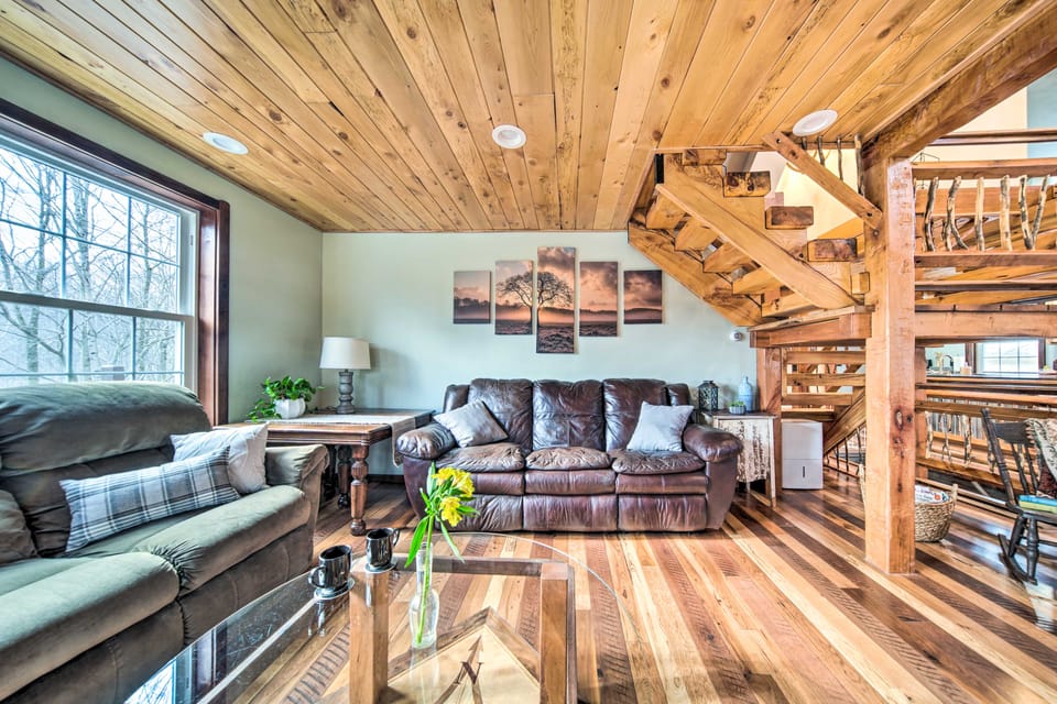 'Rose Valley House': Yard, Deck + Game Room! House in Allegheny River