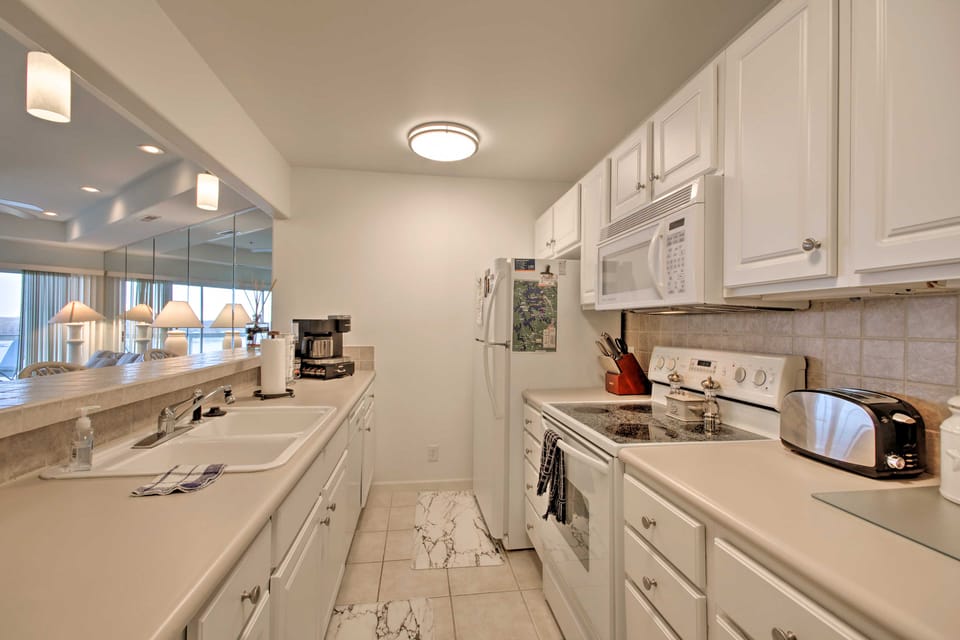 Pool + Water Views! 3rd-Floor Lake Ozark Retreat Apartment in Lake of the Ozarks