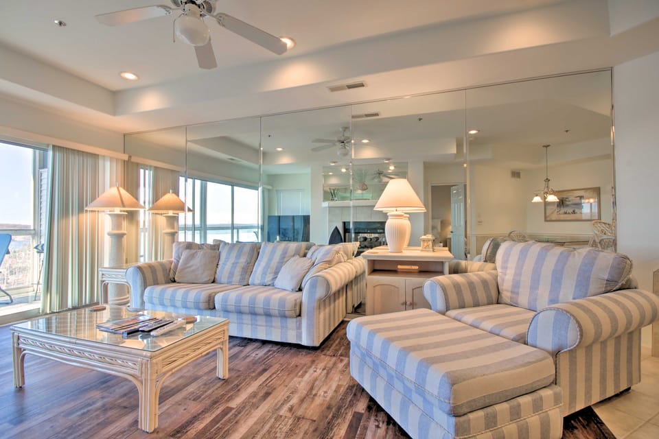 Pool + Water Views! 3rd-Floor Lake Ozark Retreat Apartment in Lake of the Ozarks