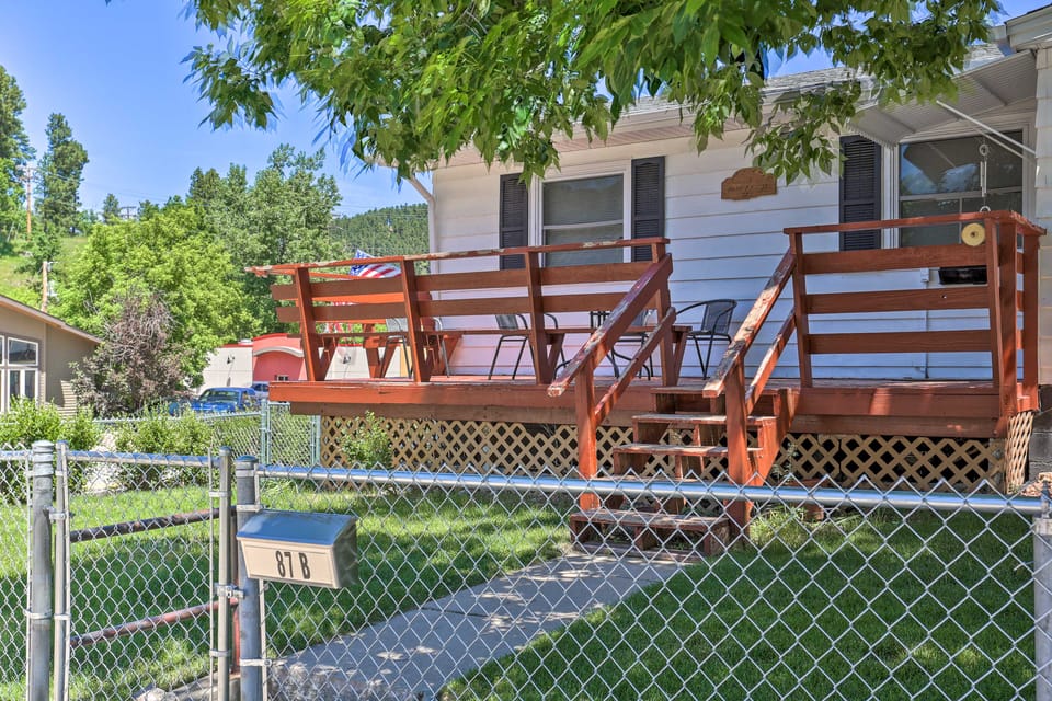 Sleek Deadwood Getaway < 1 Mi to Downtown! Apartment in Deadwood