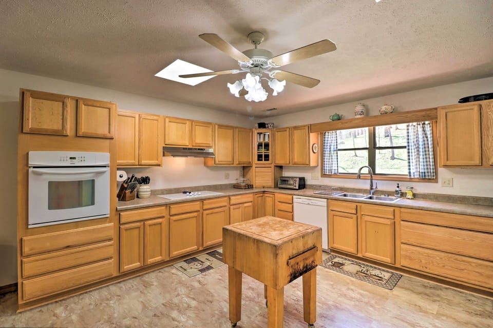 Scenic Riverview Getaway w/ Screened Porch! House in Arkansas