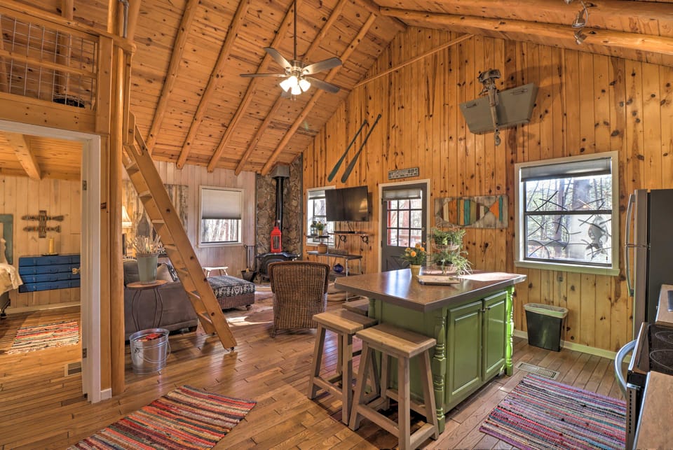 Scenic Greers Ferry Cabin w/ Deck + Fire Pit! House in Greers Ferry Lake