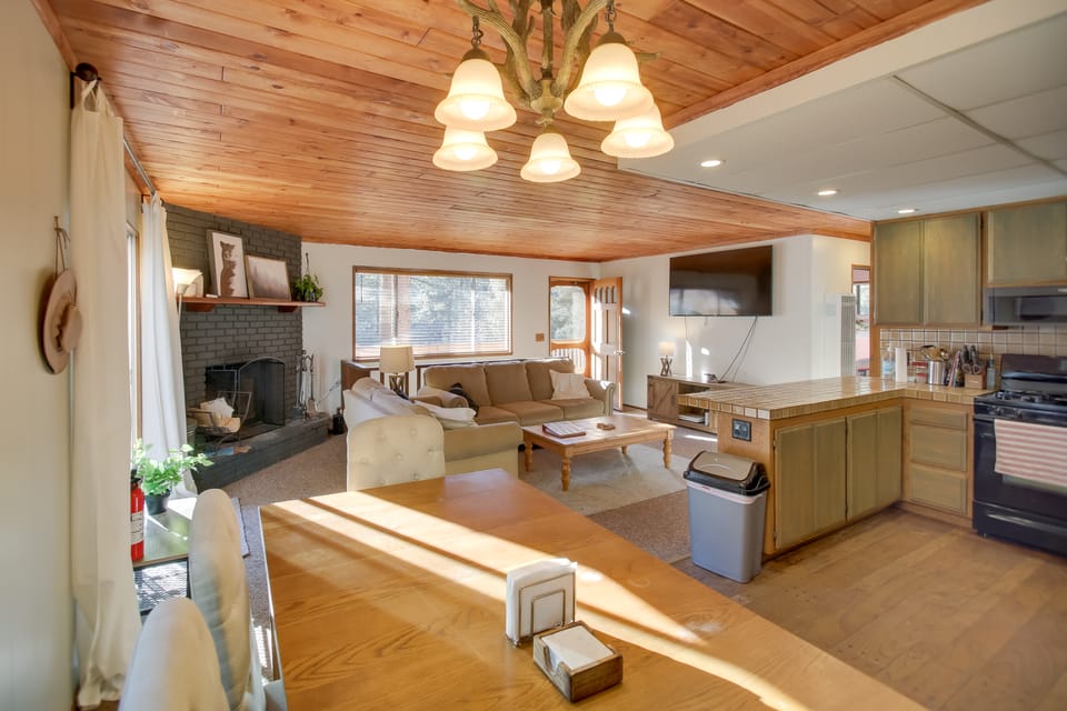 Peaceful & Idyllic Forest Cabin w/ Pool Table House in Pine Mountain Club