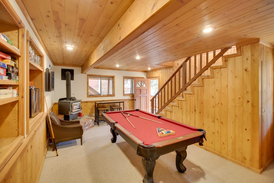 Peaceful & Idyllic Forest Cabin w/ Pool Table House in Pine Mountain Club