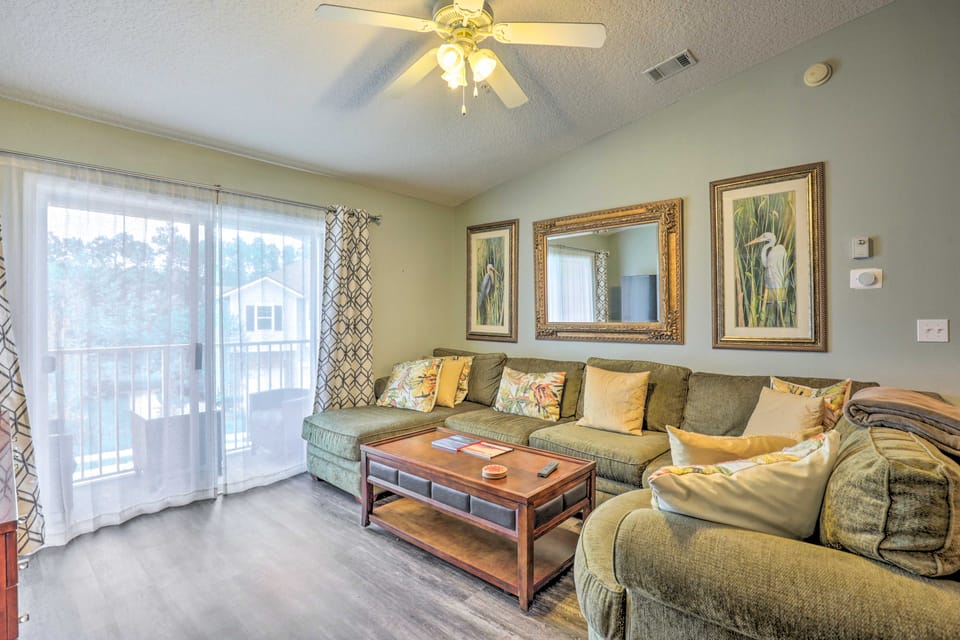 Cheery Condo w/ Community Pool & Waterslide! Apartment in Florida