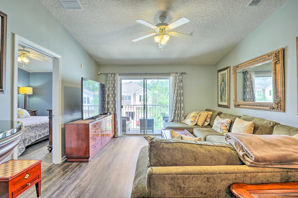 Cheery Condo w/ Community Pool & Waterslide! Apartment in Florida