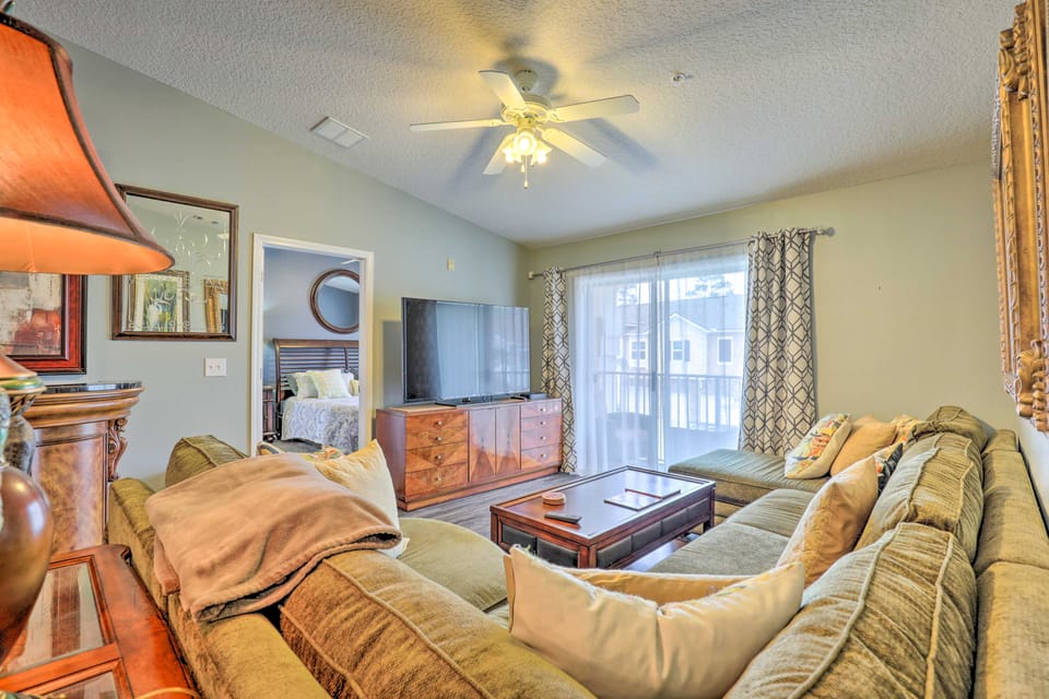 Cheery Condo w/ Community Pool & Waterslide! Apartment in Florida