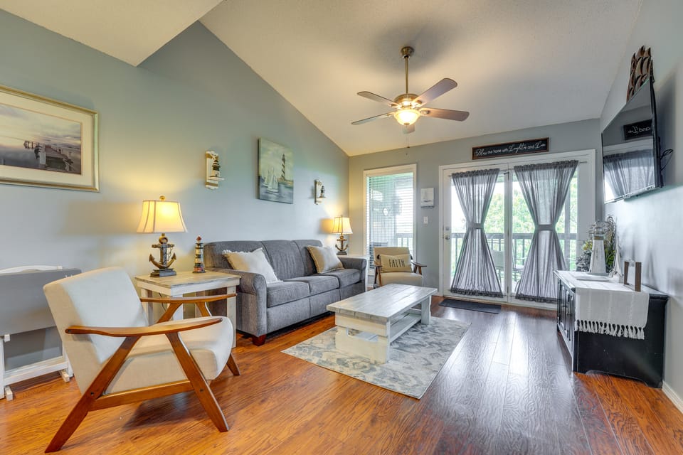 2 Mi to Silver Dollar! Updated Branson West Condo Apartment in Table Rock Lake