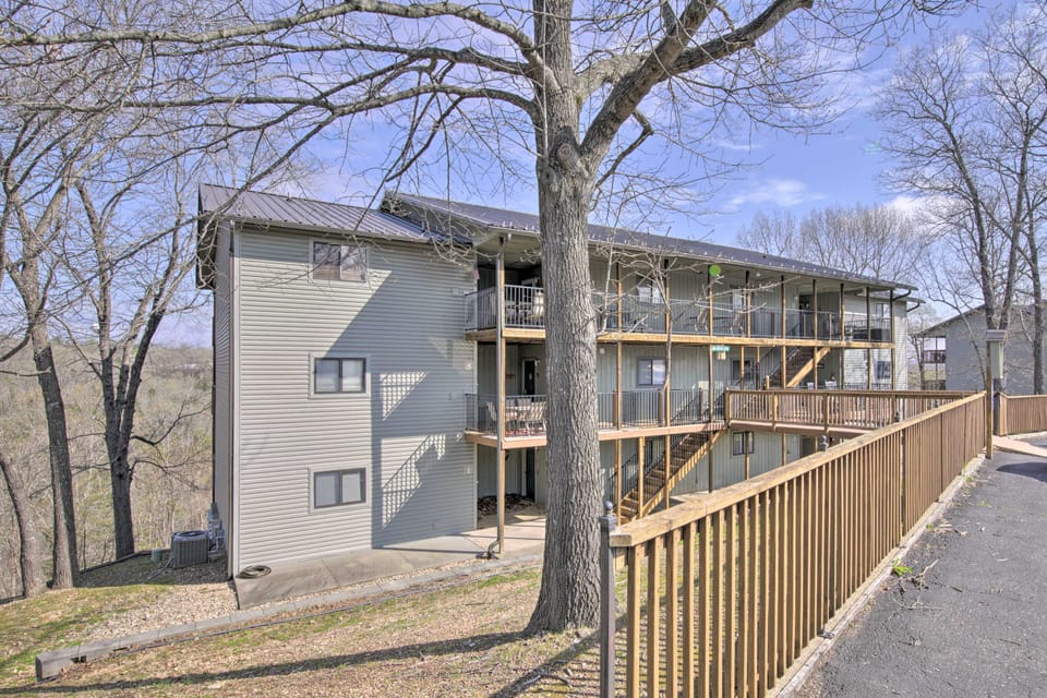 2 Mi to Silver Dollar! Updated Branson West Condo Apartment in Table Rock Lake