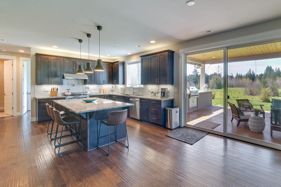 Spacious Carnation Home w/ Grill & Large Yard House in King County