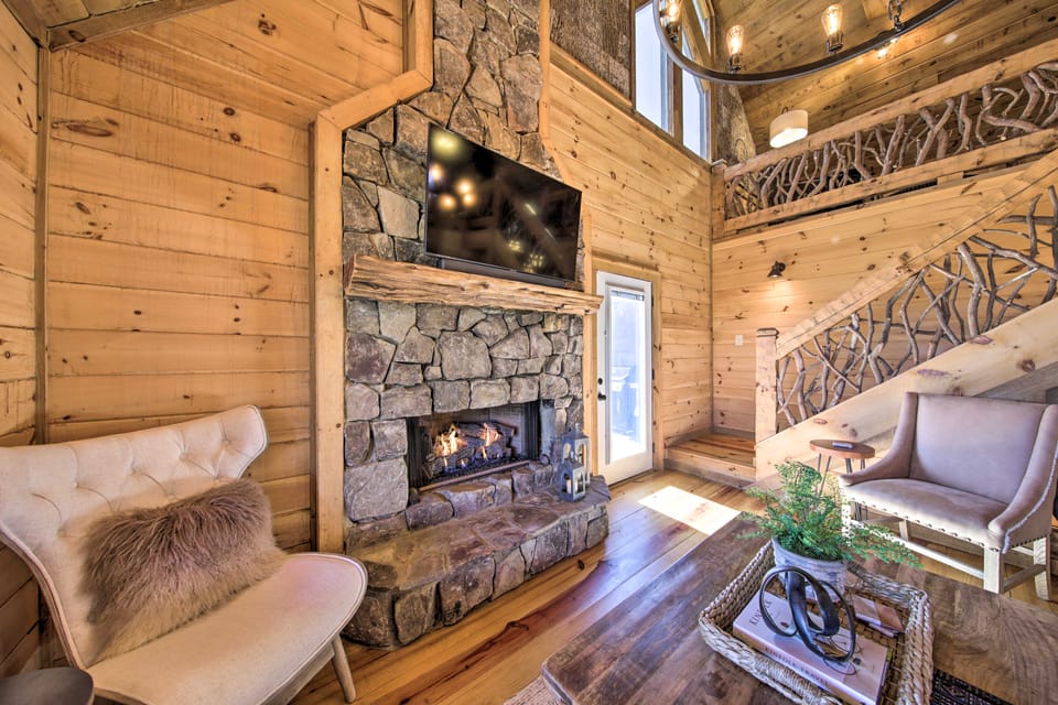 Stunning Escape w/ Loft, Hot Tub + Mtn Views! House in Union County