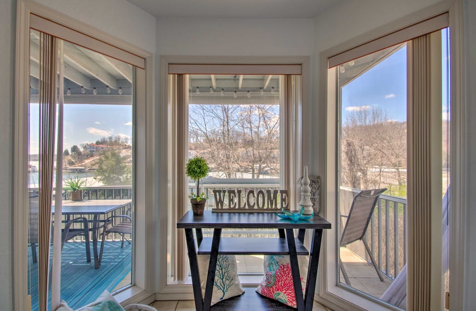 Lake-View Patio, Pool Access! Regatta Bay Condo Apartment in Village Four Seasons