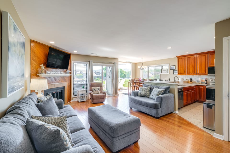 Sun-Filled Condo w/ Smith Mountain Lake Views Apartment in Smith Mountain Lake