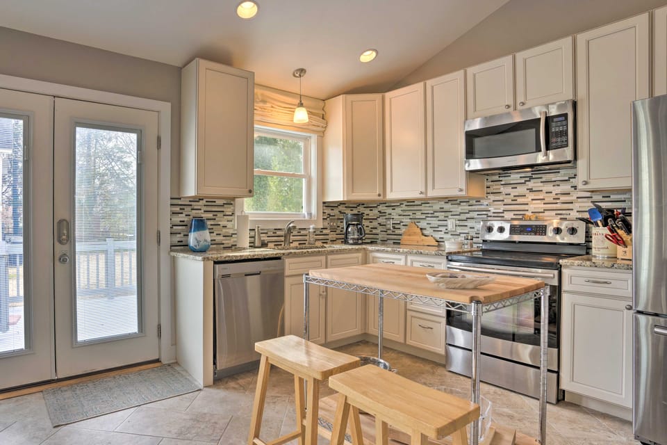 Private Yard & Water Views: Cozy Urbanna Cottage Cottage in Virginia