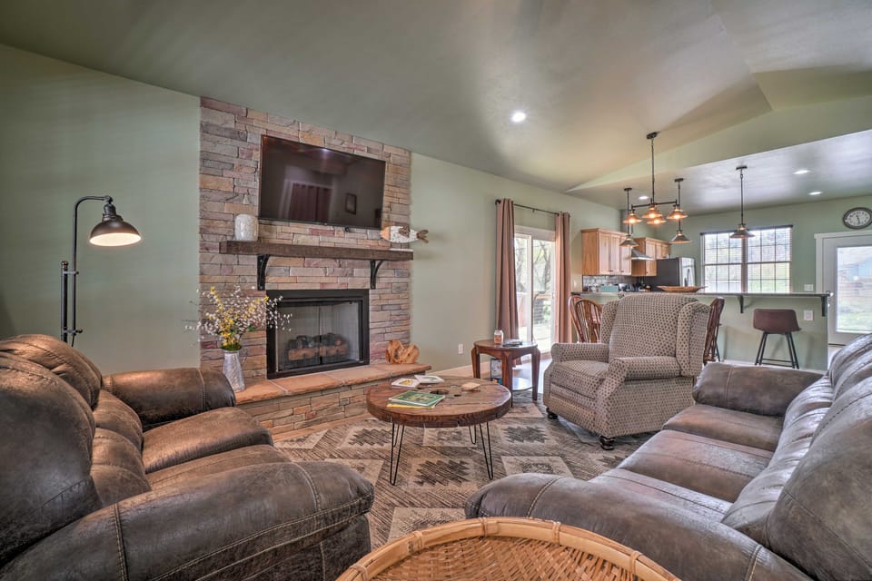 Modern Retreat w/ Deck: Walk to White River! House in Cotter