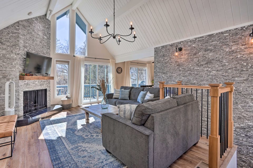 Stunning Lake Arrowhead Cabin w/ Lake Views! House in Lake Arrowhead