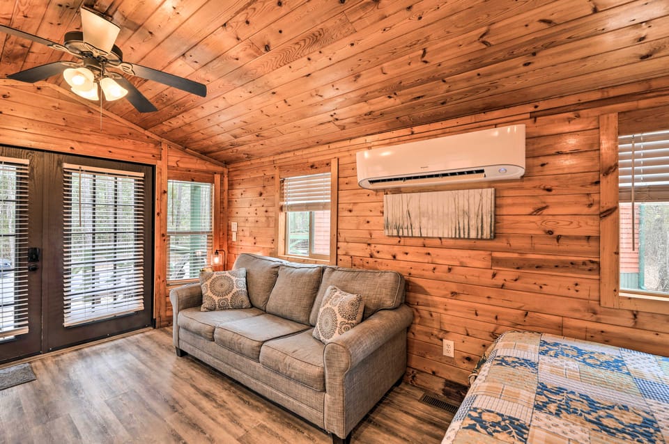 Beautiful New Bern Studio Cabin w/ Fire Pit! Apartment in New Bern